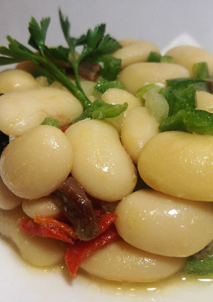 Una foto de Alubias blancas con aceitunas