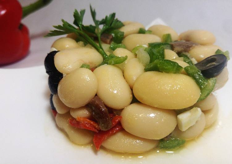 Alubias blancas con aceitunas