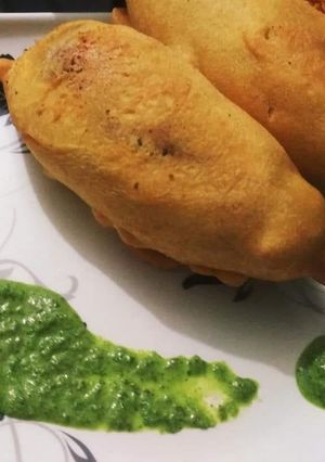 A picture of Besan Mirchi ka bharwa pakoda.