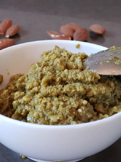 Una foto de Pesto de almendras y albahaca. Para pasta, ensaladas