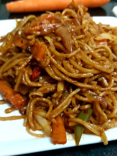 સેઝવાન નૂડલ્સ (Schezwan Noodles Recipe in Gujarati) રેસીપી મુખ્ય ફોટો