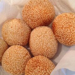 A picture of Mungbean cake (onde-onde).