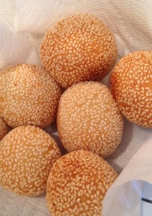 A picture of Mungbean cake (onde-onde).