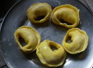 Una foto de Agnolottis facilísimos con tapas de empanada, rellenos de jamón,