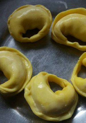 Una foto de Agnolottis facilísimos con tapas de empanada, rellenos de jamón,
