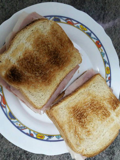 Una foto de Sándwich jamón y queso