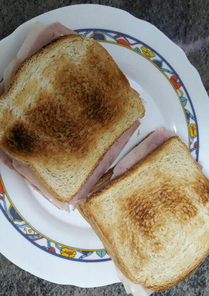 Una foto de Sándwich jamón y queso