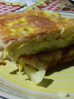 Una foto de Tortilla de papa con queso y fiambre