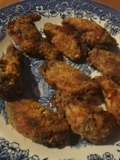 Una foto de Alitas de pollo crujientes con harina y pan rallado en Airfryer