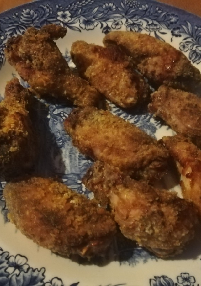 Una foto de Alitas de pollo crujientes con harina y pan rallado en Airfryer