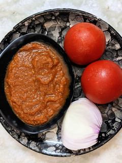 प्याज़ टमाटर की चटनी (pyaz tamatar ki chutney recipe in Hindi) रेसिपी मुख्य फोटो