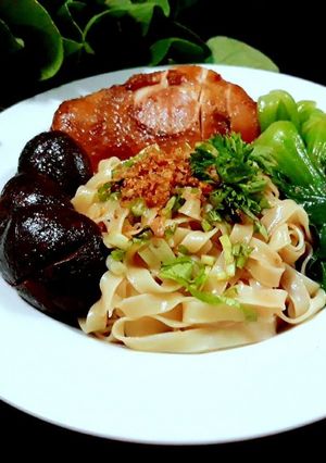 รูปของ เส้นข้าวซอยราดด้วยน้ำซอสไก่ตุ๋นเห็ดหอมน้ำขลุกขลิก (SOY SAUCE CHICKEN & NOODLES)