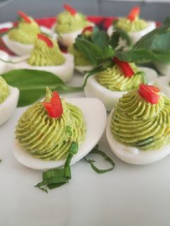 Medvehagymás-sajtkrémes töltött tojás recept fotója