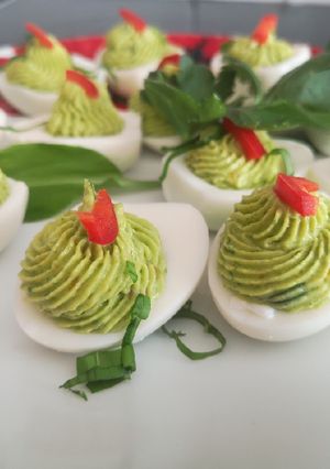 Medvehagymás-sajtkrémes töltött tojás recept fotója