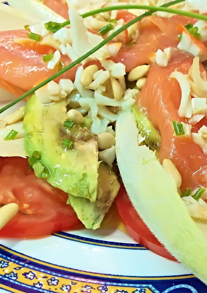 Una foto de Ensalada de endivias, con salmón ahumado, aguacate y tomate