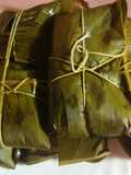 Tamales (hayacas o pasteles) de maíz, pollo y cerdo con verduras