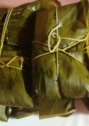 Una foto de Tamales (hayacas o pasteles) de maíz, pollo y cerdo con verduras