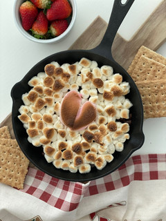 Una foto de Dip de s'mores con chocolate y bombones