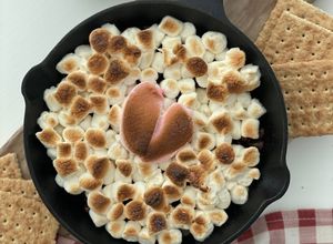 Una foto de Dip de s'mores con chocolate y bombones