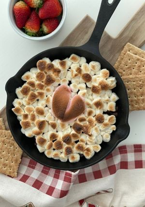 Una foto de Dip de s'mores con chocolate y bombones