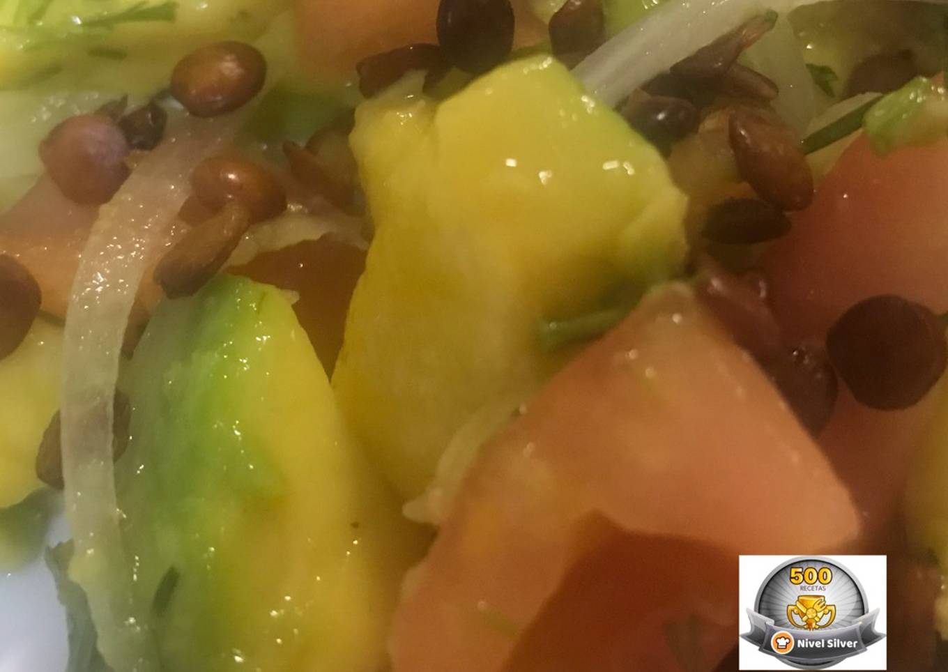 Ensalada de aguacate con lentejas crocantes