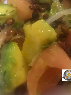 Una foto de Ensalada de aguacate con lentejas crocantes