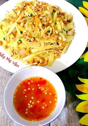Hình của món Măng tươi xào thịt ba chỉ.