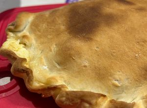 Una foto de Calzone relleno (jamón, queso, tomate, huevo y aceitunas) 👏🏻