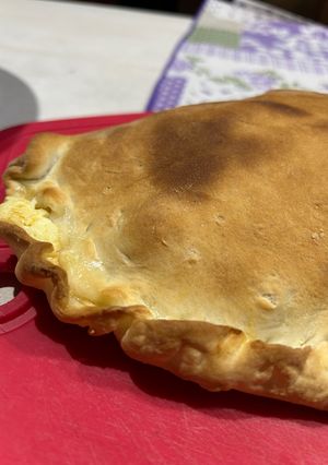 Una foto de Calzone relleno (jamón, queso, tomate, huevo y aceitunas) 👏🏻