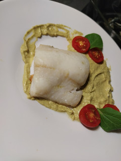 Una foto de Merluza al horno con salsa de guisantes