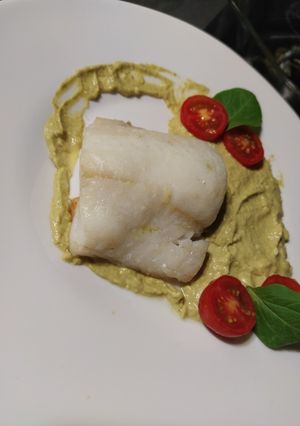 Una foto de Merluza al horno con salsa de guisantes