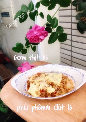 Hình của món Cơm bò phủ phômai đút lò.