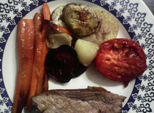 Una foto de Colita de cuadril y verduras horneadas