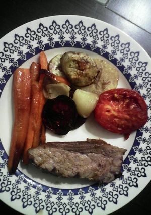 Una foto de Colita de cuadril y verduras horneadas