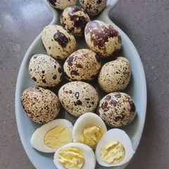 A picture of Boiled Quail Eggs.