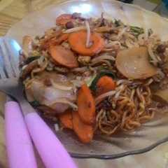 A picture of Mie goreng campur 🍝🍝 (pedes gilaaa).