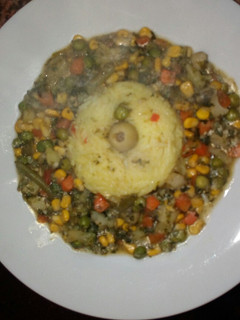 Una foto de Arroz con azafrán y mix de vegetales