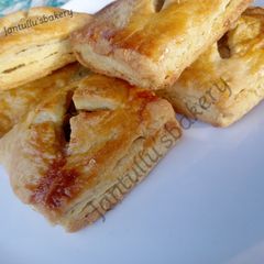 A picture of Puff pastry Beef box.