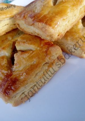 A picture of Puff pastry Beef box.