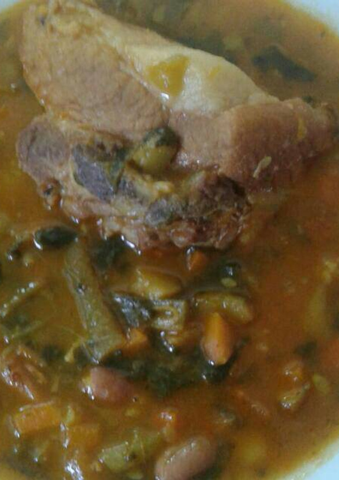 Una foto de Potaje con carne y berros