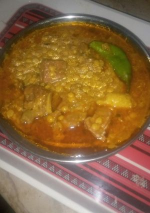 A picture of Chat phata chana gosht.