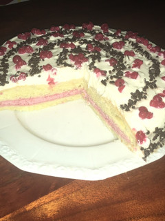 Una foto de Tarta de frambuesa con grosellas 🍰⭐️❤️