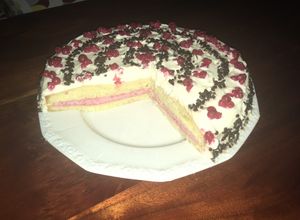Una foto de Tarta de frambuesa con grosellas 🍰⭐️❤️