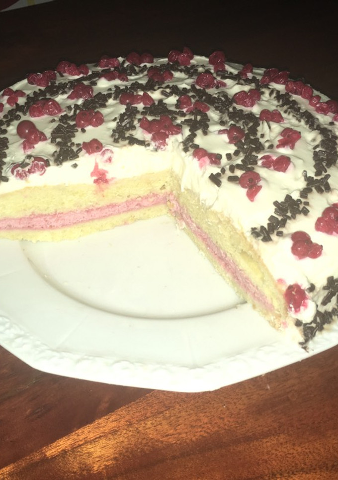 Una foto de Tarta de frambuesa con grosellas 🍰⭐️❤️