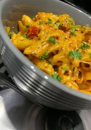 A picture of Creamy cheesy chicken pasta.
