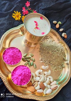 थंडाई (thandai recipe in marathi) रेसिपी चे मुख्य फोटो 
