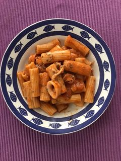 Una foto de Tortiglioni con calamares, one pot!!