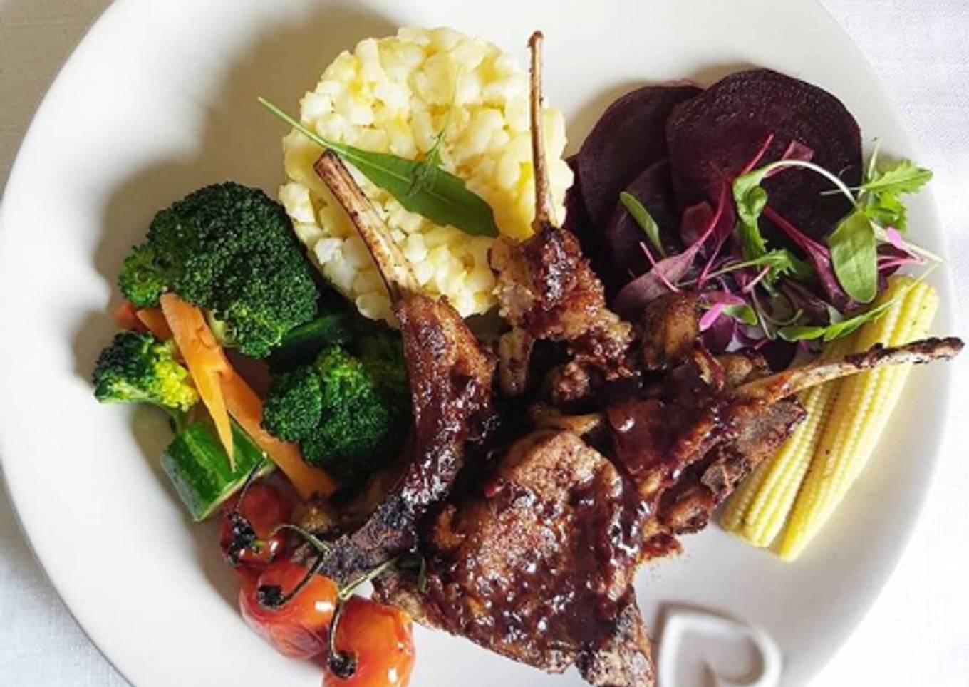 Creamy samp with lamb chops and steamed veggies