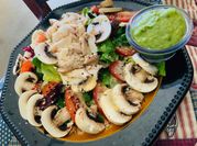 Una foto de ensalada con embutidos
