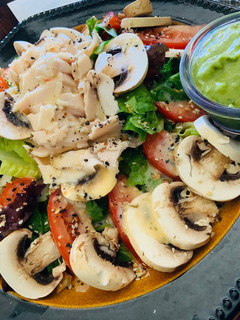 Una foto de Ensalada de hojas mixtas con champiñones